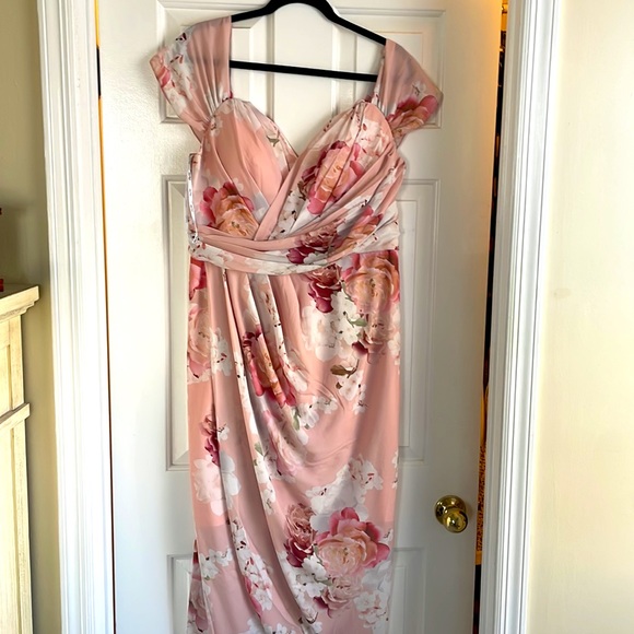 City chic powder floral off the shoulder wedding guest dress - Picture 2 of 4